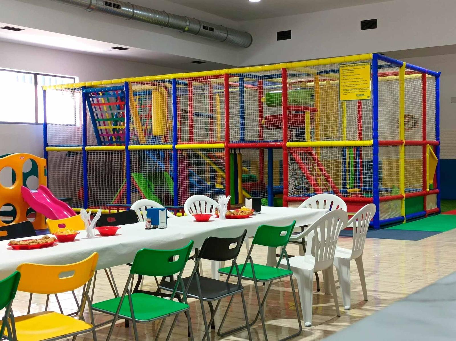 Parque infantil con mesa larga preparada para cumpleaños