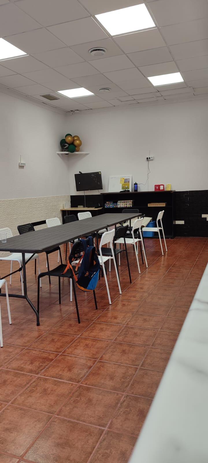 Comedor con mesa larga y sillas blancas