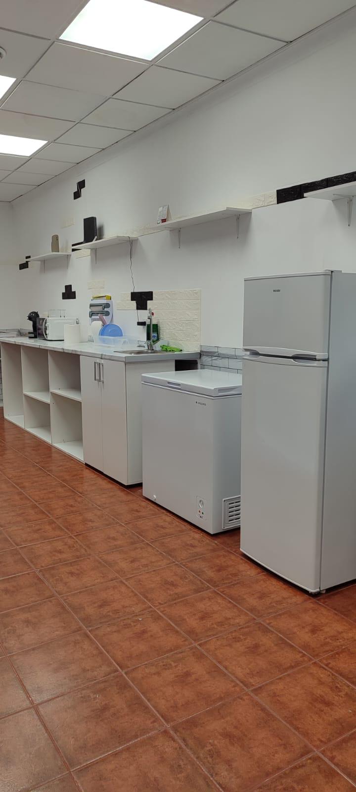 Cocina office equipada con frigorífico, arcón congelador y fregadero